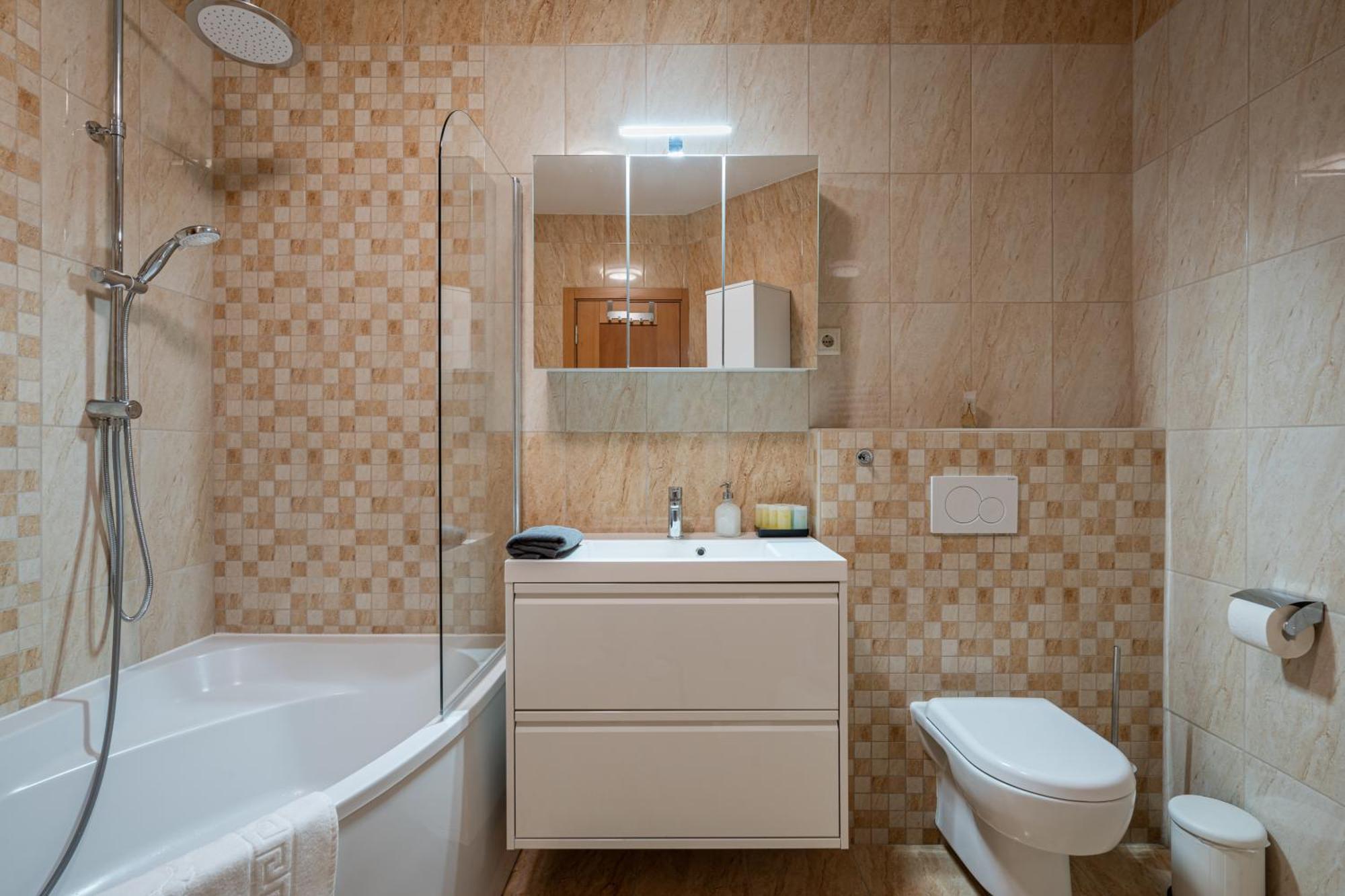 Sarah's With Pool, Wellness, Fitness Apartament *