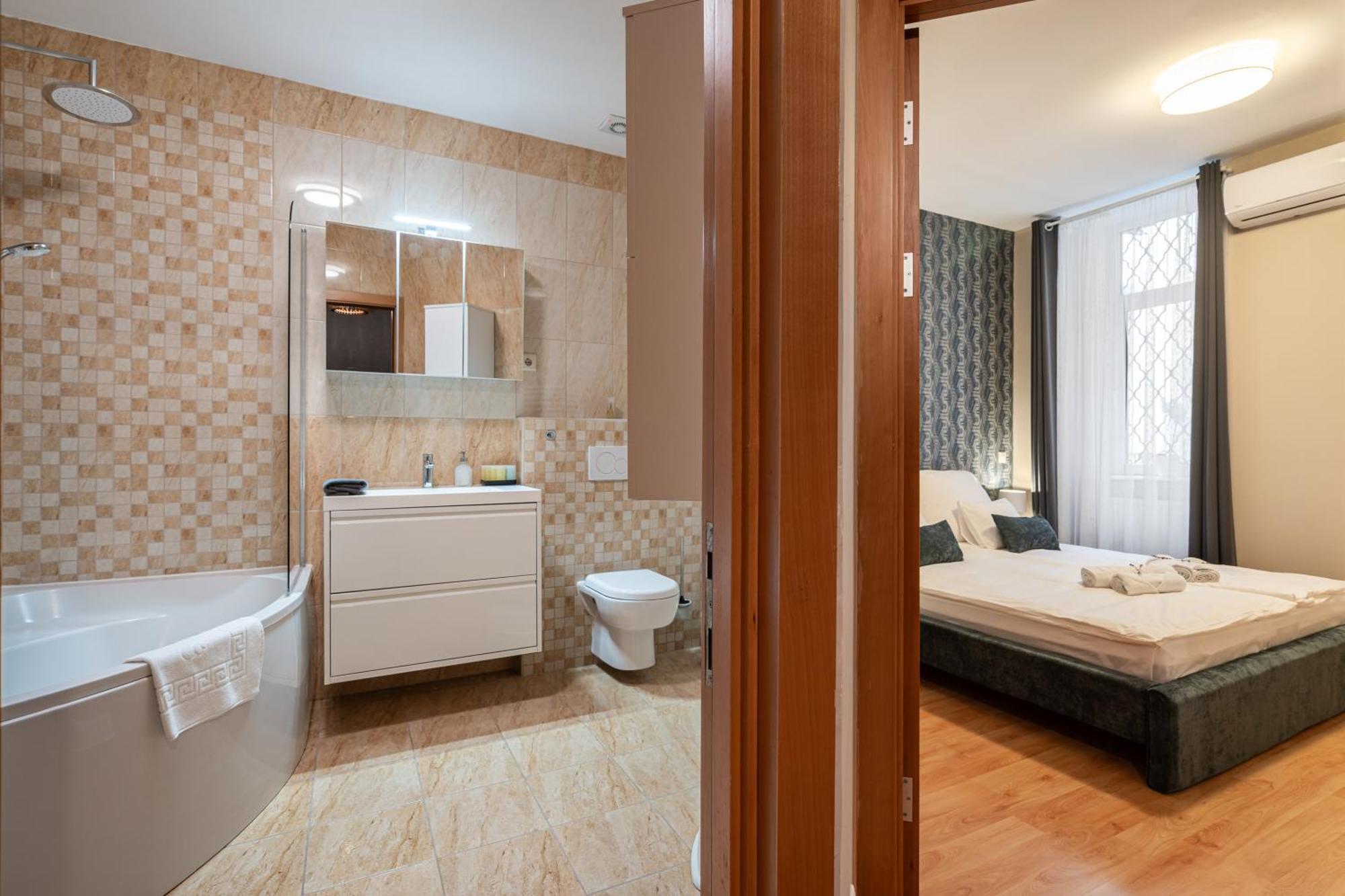 Sarah's With Pool, Wellness, Fitness Apartament *