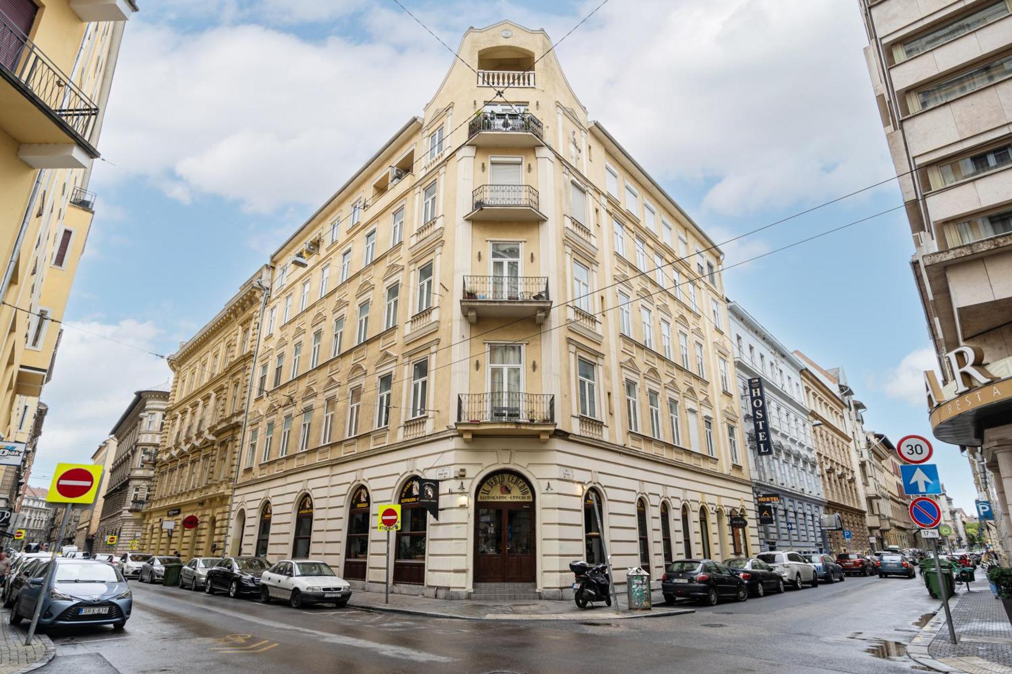 Sarah's With Pool, Wellness, Fitness Apartament