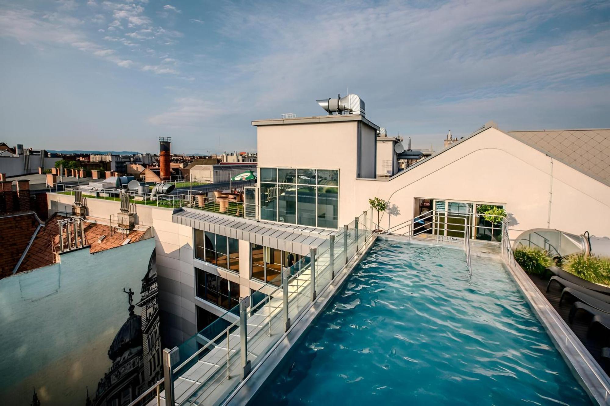 Sarah's With Pool, Wellness, Fitness Apartament